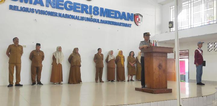 Satbinmas Polrestabes Medan Jadi Inspektur Upacara di SMAN 8 Medan, Edukasi Pelajar Bahaya Tawuran, Narkoba, dan Judi Online.