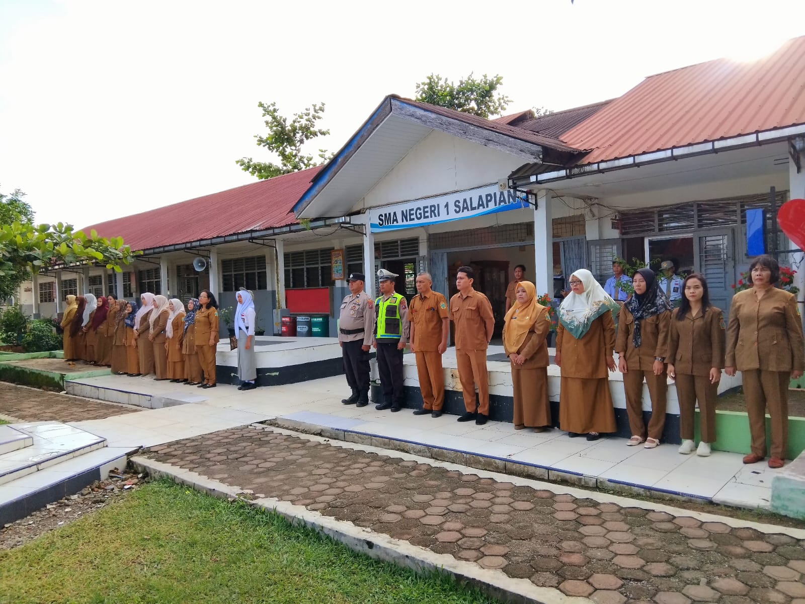 Kapolsek Salapian Jadi Pembina Upacara di SMA Negeri 1 Salapian, Tekankan Disiplin dan Bahaya Narkoba.