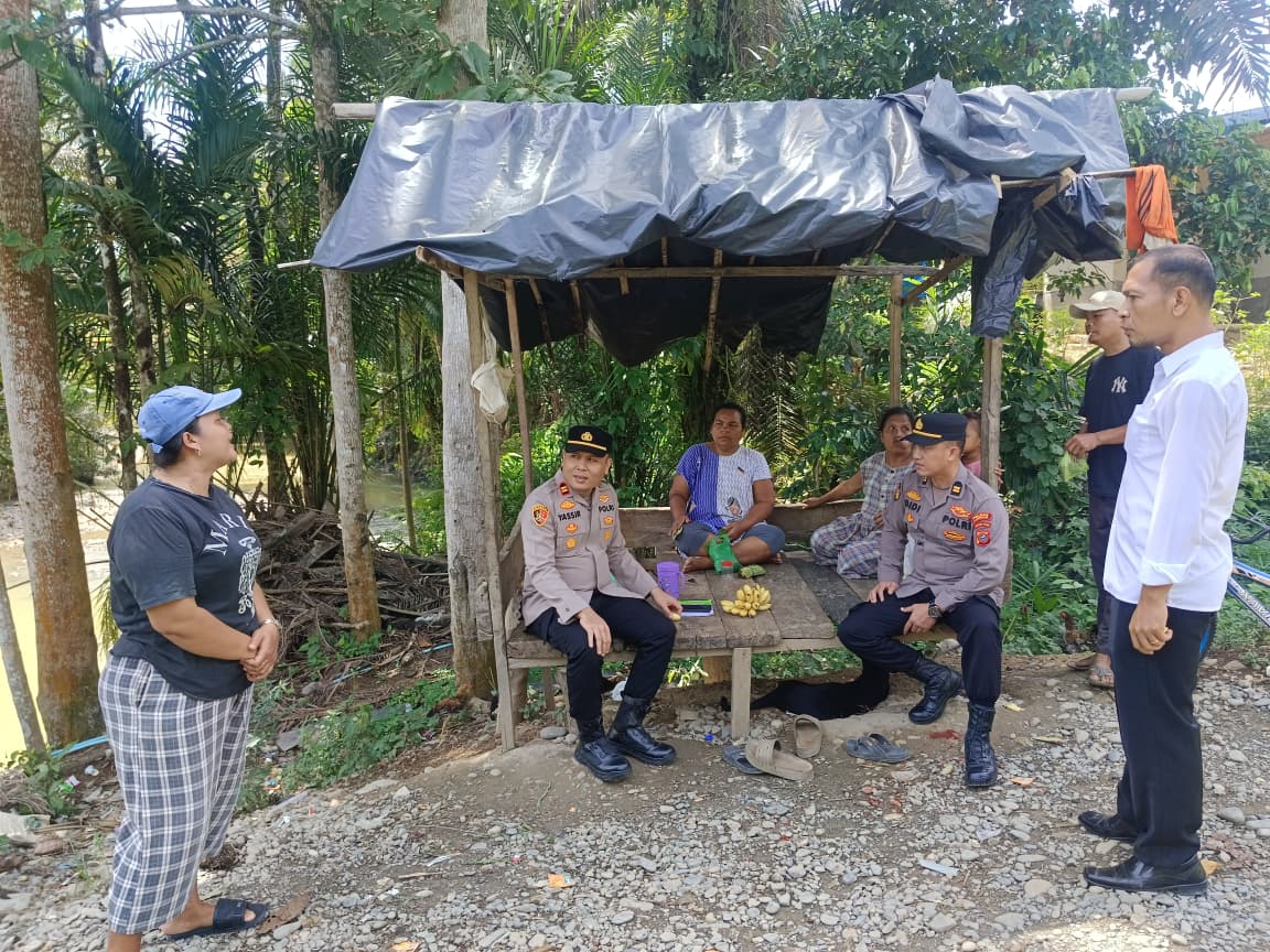 Polri Hadir di Tengah Masyarakat, Kapolsek Padang Tualang Patroli Jembatan Darurat Bukit Lawang Tangkahan.