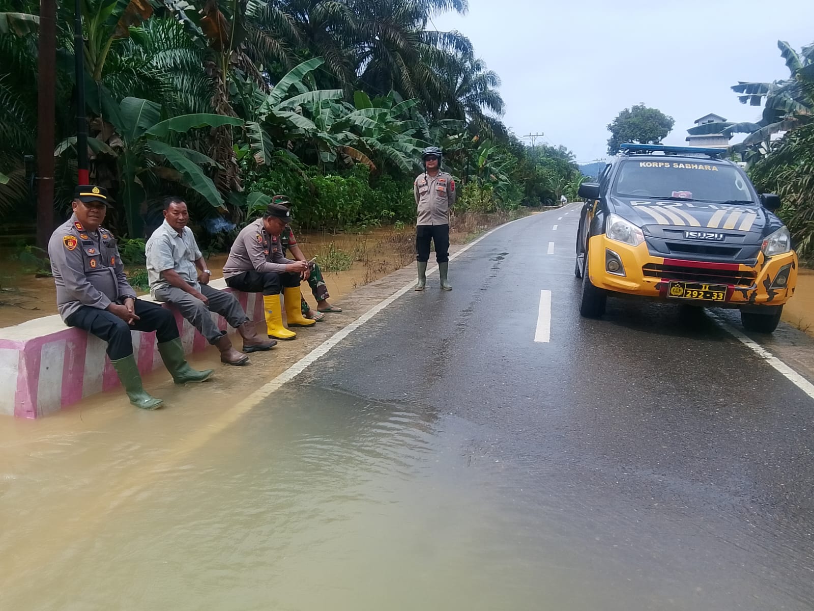Kapolsek Batahan Bersama Babinsa Tinjau Lokasi Banjir, Pastikan Keselamatan Warga Desa Bintungan Bejangkar Baru.