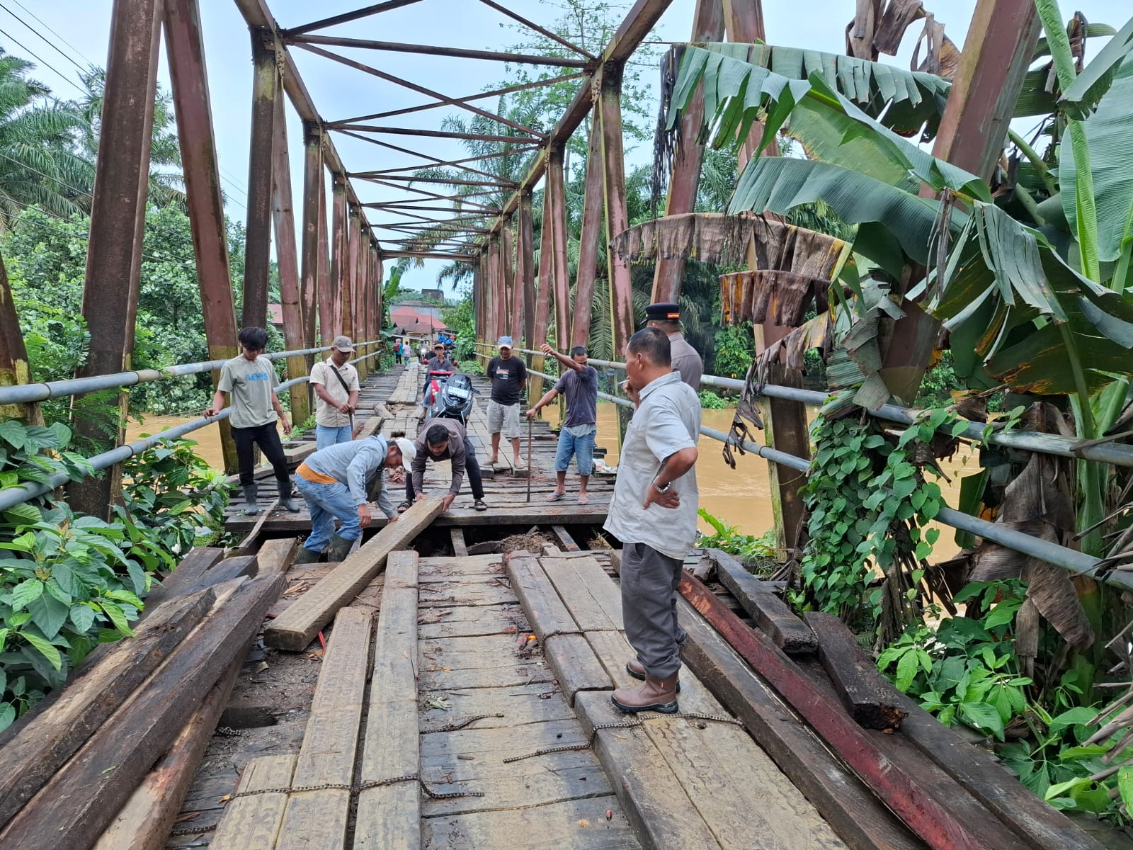 PT Palmaris Raya Kembali Lakukan Perawatan Jembatan Muara Batang Bangko, Kapolsek Batahan Turun Pantau Pengerjaan.