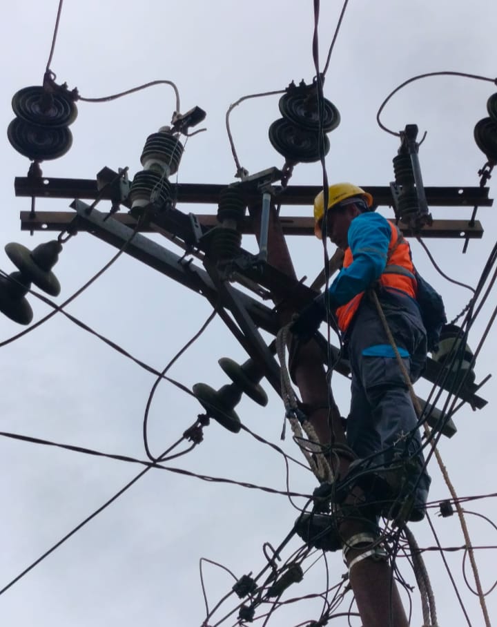 Pantang Pulang Sebelum Lampu Terang, Petugas PLN Berjibaku Pulihkan Gangguan Listrik di Wilayah Natal.