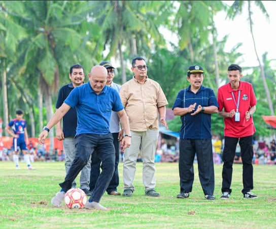 Kick off “Open Turnamen Putra Mandiri ” di buka oleh Kadispora MADINA.