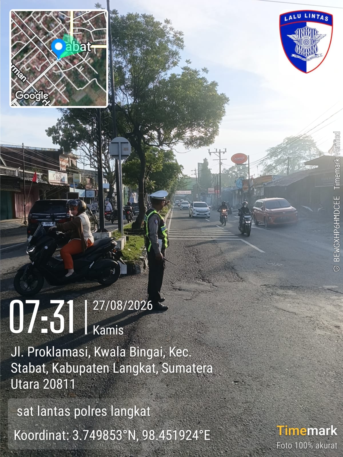 Bantu Penyeberangan Siswa Sekolah dan Urai Kemacetan, Polres Langkat Gelar Strong Point Pagi.