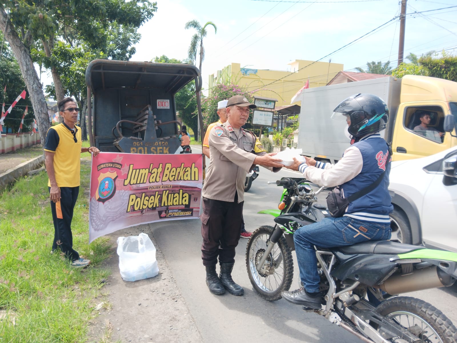 Polsek Kuala, Berbagi Nasi Kotak Sambil Pererat Kedekatan dengan Masyarakat.