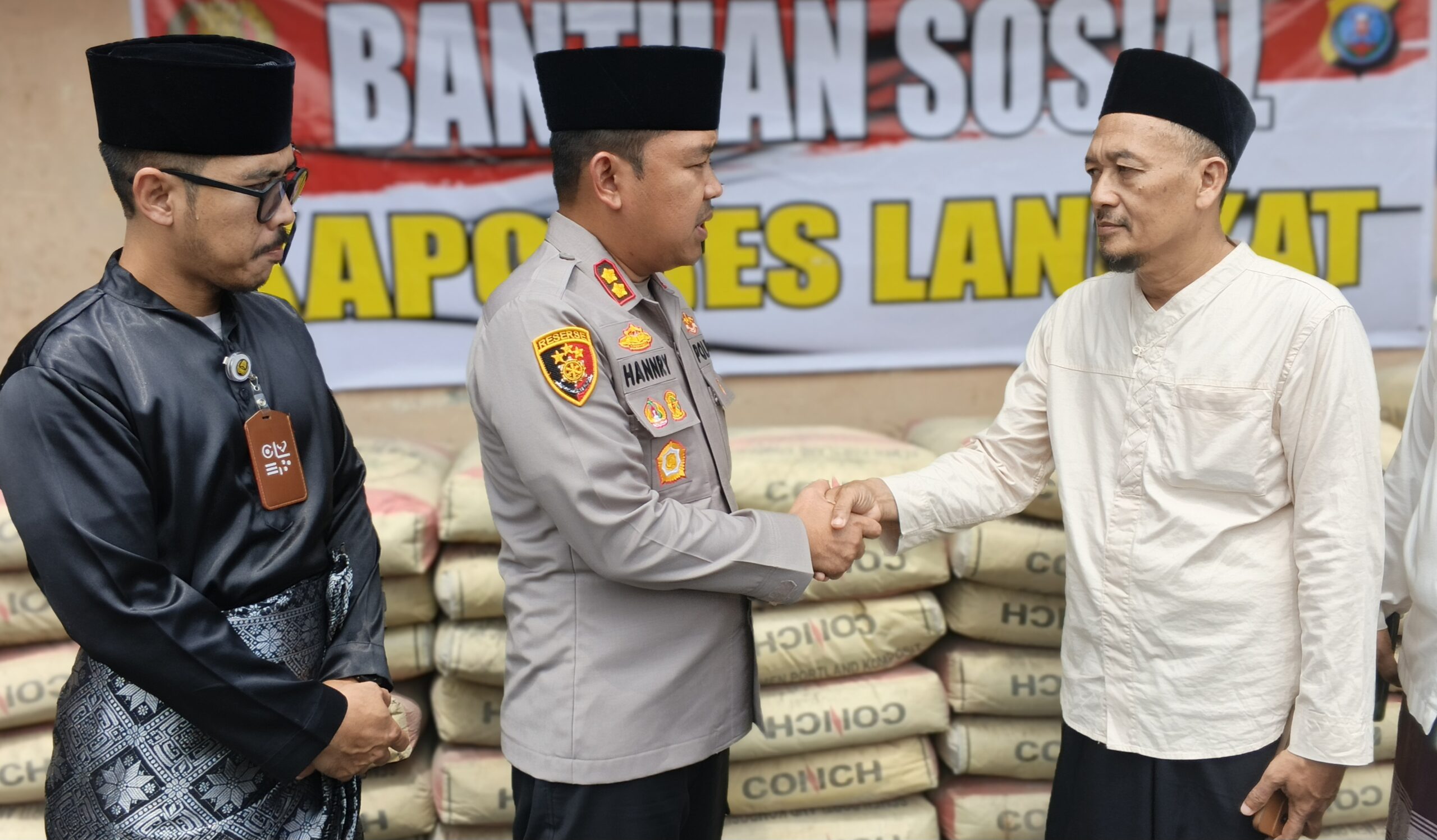 Kapolres Langkat Salurkan Bantuan Material untuk Pembangunan Mesjid Al- Ikhlas      .