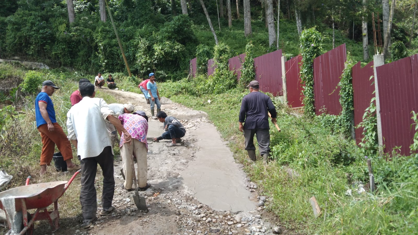 Puluhan Tahun Tak Tersentuh Perbaikan, Warga Keluhkan Kondisi Jalan Usaha Tani Hutanamale.