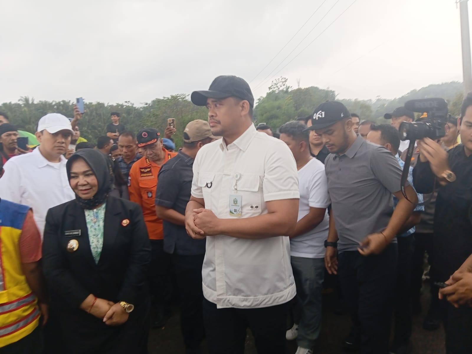 Gubernur Sumut Bersama Kapolres Binjai dan Plt. Bupati Langkat Tinjau Jalan Longsor di Desa Telagah.