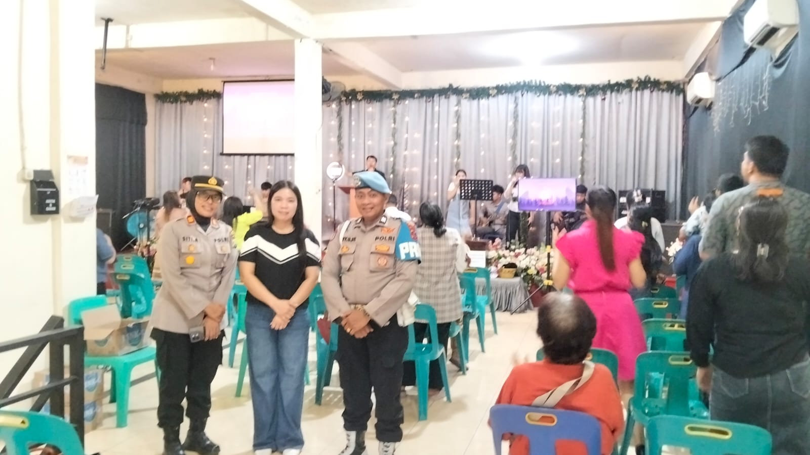 Hadir Menjaga Keamanan Serta Menyapa dengan Kasih, Kapolsek Binjai Dampingi jemaat Ibadah dan Kegiatan Sosial di Gereja.