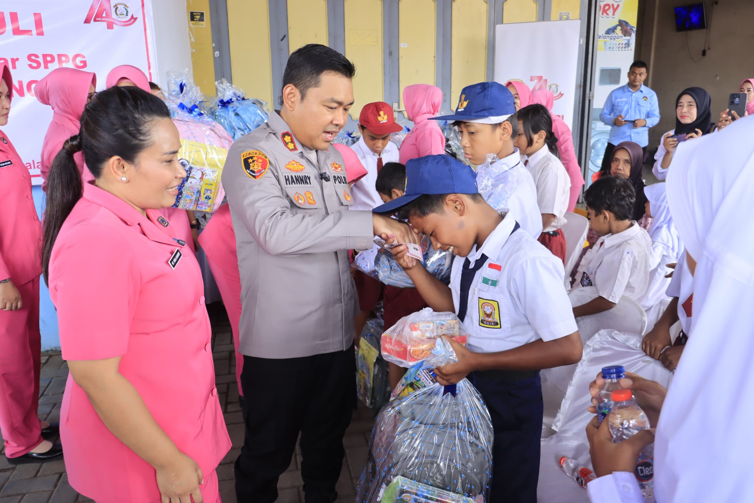 Kapolres Langkat Santuni Anak Yatim, Wujud Kepedulian Polri untuk Kapolres Langkat Santuni Anak Yatim, Wujud Kepedulian Polri untuk Masyarakat.