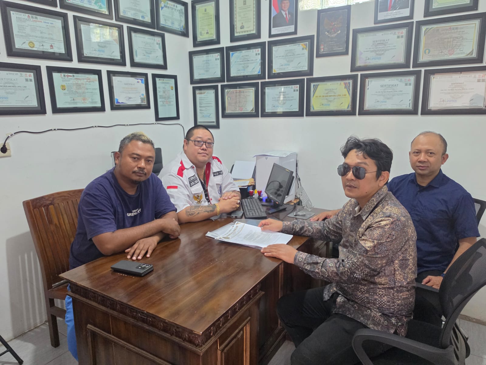 Upaya Mediasi Ditempuh Kuasa Hukum Para Terduga Pelaku Pengroyokan, Tim Hukum Korban bertemu di Kantor Subur Jaya Lawfirm-FERADI WPI, Ngampin.
