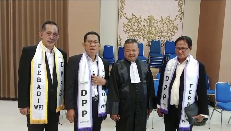 Dwi Siswanto, Yulianto Kiswocahyono, Arifin, Mendampingi Eko Ponco Sumpah Advokat di Pengadilan Tinggi Surabaya, melalui FERADI WPI.