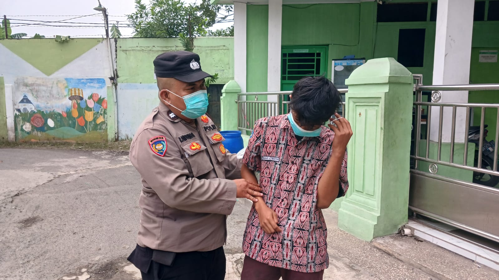 Tanggap Kualitas Udara Buruk, Bhabinkamtibmas Polsek Medan Barat Bagikan Masker Gratis ke Warga.